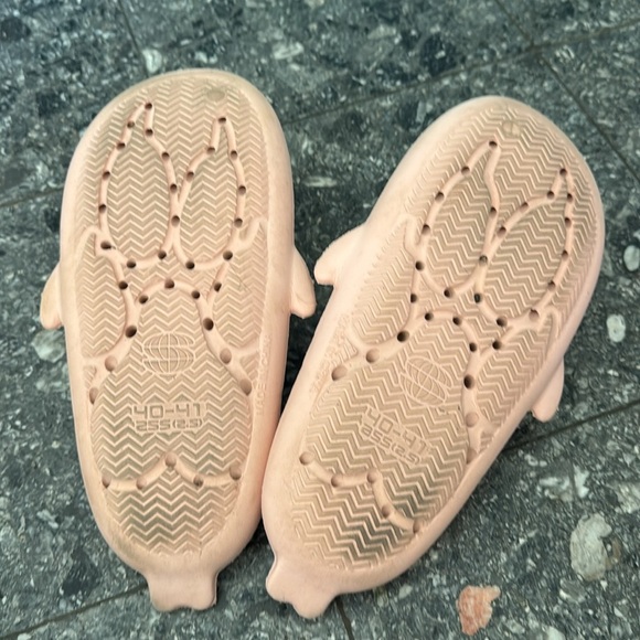 Unisex pink shark slippers/slides/sandals. Thick EVA. Size 40-41. - Picture 5 of 5